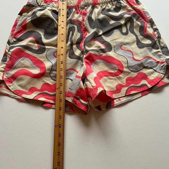 NWT The North Face Women's Patterned Shorts - Red and Gray Size Large No Liner🔥 - Picture 2 of 8